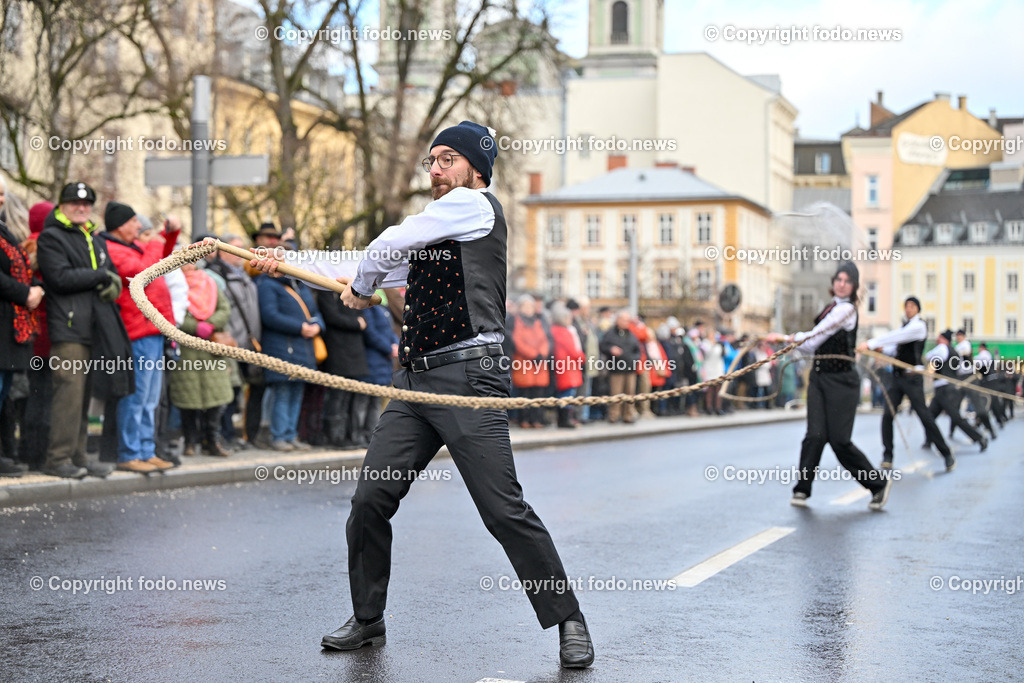 Neujahrschnalzen_ Aperschnalzen 2024_ 01.01.2024-47 | 01.01.2024, Promenade Linz, AUT, Landhaus im Bild Neujahrschnalzen 2024, Turmblaeser, Prangerschuetzen, Tradition, Brauchtum, Blasmusik, Peitschen, Trachtenverein Altstaedter Bauerngmoa, Promenade, Landhaus, Turm, Linz