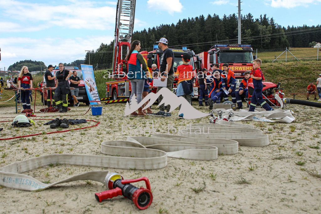 OE7A8567 | die Zwieseler Feuerwehr stellt Fahrzeuge und Geräte aus