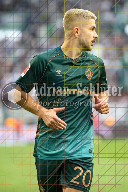 Borussia Mönchengladbach vs SV Werder Bremen - Bundesliga  | Mönchengladbach, Deutschland, 14.09.25:   Romano Schmid (SV Werder Bremen) schaut waehrend des Spiels der Bundesliga zwischen Borussia Mönchengladbach vs SV Werder Bremen im Stadion im Borussia Park(Foto von Brauer-Fotoagentur / Adrian Schlueter)