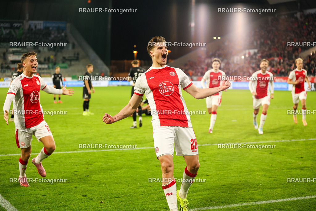Rot-Weiss Essen - 1.Fc Schweinfurt | Essen, Deutschland, 02.11.2025 Marek Jansen  (Rot-Weiss Essen) Torjubel nach dem 2:1während des 3.Liga Spiels zwischen  Rot-Weiss Essen und 1.Fc Schweinfurt am 02.11.2025 im Stadion an der Hafenstraße in Essen. (Foto von Timo Bluhmki-Schmidt/Brauer Fotoagentur