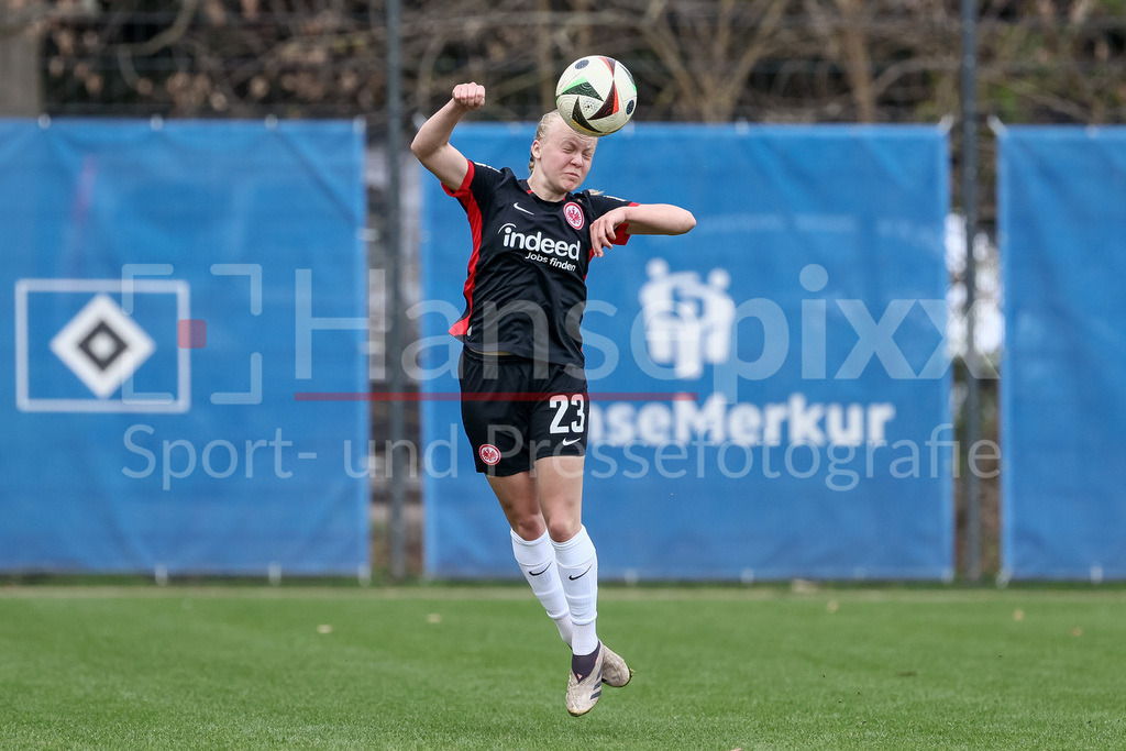 Fussball, 2. Frauen-Bundesliga, Hamburger SV - Eintracht Frankfurt II | v.li.: Keira Bednorz (Eintracht Frankfurt II, 23) beim Kopfball, Aktion, Action, Spielszene, am Ball, Freisteller, Einzelbild, Ganzkörper, Aktion, Action, Spielszene, DIE DFB-RICHTLINIEN UNTERSAGEN JEGLICHE NUTZUNG VON FOTOS ALS SEQUENZBILDER UND/ODER VIDEOÄHNLICHE FOTOSTRECKEN. DFB REGULATIONS PROHIBIT ANY USE OF PHOTOGRAPHS AS IMAGE SEQUENCES AND/OR QUASI-VIDEO.
