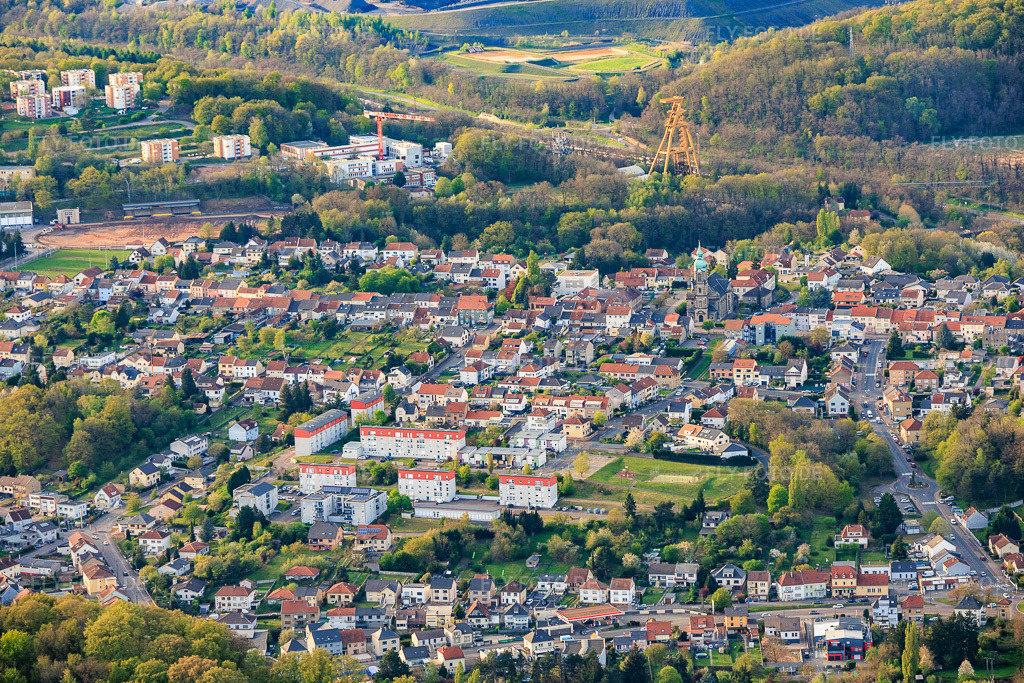 Luftbild: Stadtansicht von Süden vor dem historischen Berwerksförderturm Le puits Cuvelette Nord im Ortsteil Cité de la Chapelle in Freyming-Merlebach im Bundesland Moselle in Frankreich.Foto: IMG_154695.jpg vom 17.04.2026 durch Werner Riehm/FLY-FOTO.deAuflösung des Originals: 5808 x 3872 px