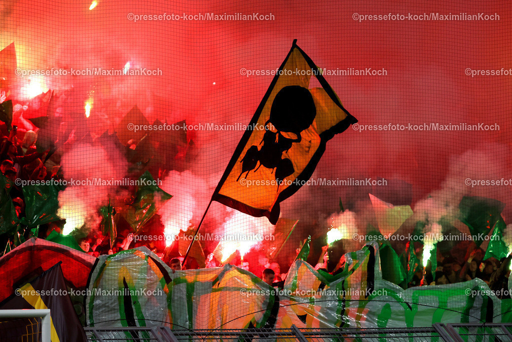 BVB01102402145 | 01.10.2024, Fußball, UEFA Champions League, Borussia Dortmund - Celtic Glasgow, 2. Spieltag, Signal Iduna Park, Saison 2024 2025: Im Gästeblock werden vor dem Spiel Pyrotechnik abgebrant. Bengalos Bengalisches Feuer Feuerwerkskörper Totenkopfflagge