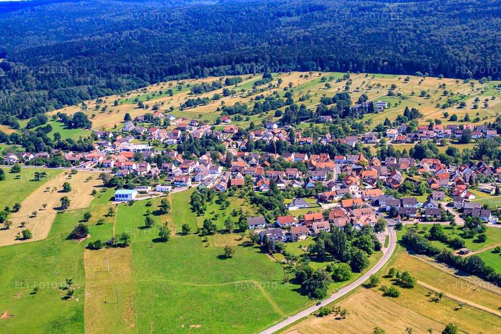 Luftbild: Ortsansicht aus Norden im Ortsteil Langenalb in Straubenhardt im Bundesland Baden-Württemberg in Deutschland. Foto: IMG_42143.jpg vom 27.06.2011 durch Werner Riehm/FLY-FOTO.deAuflösung des Originals: 4752 x 3168 px