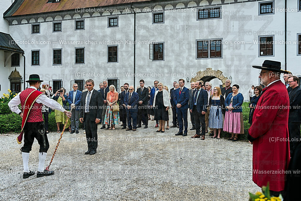 ALP0118_XXXIX_Chopin-Festival_Einzug_Meldung | (C)FotoLois.com, Alois Spandl, XXXIX. internationales CHOPIN-Festival in der Kartause Gaming, Eröffnung des Festivals mit Einmarsch der Goldhaubengruppe Lackenhof mit der Musikkapelle Gaming sowie den Ehrengästen und Eröffnungsansprachen in der Barockbibliothek, Fr 4. August 2023.