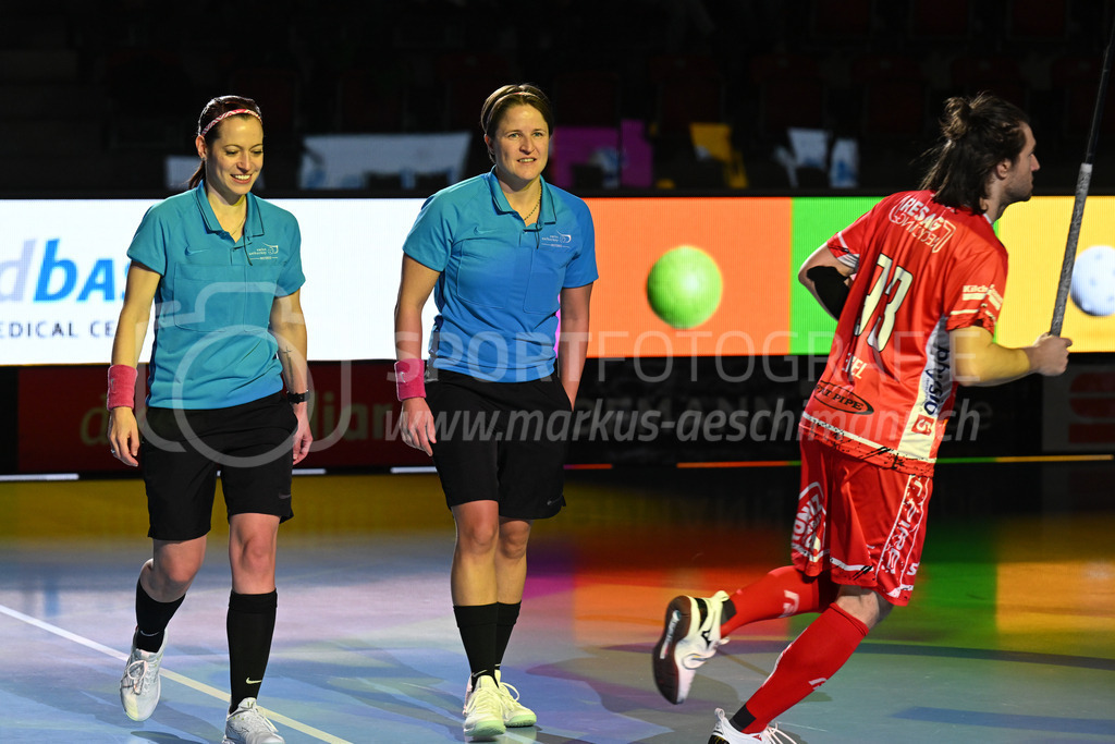 HC Rychenberg vs Floorball Köniz - 18. Dezember 2022 | HC Rychenberg vs Floorball Köniz
AXA Arena, Winterthur
Schiedsrichterin Sandra Zurbuchen und Schiedsrichterin Corina Wehinger vor dem Spiel.
Bild: Sportfotografie Markus Aeschimann | www.markus-aeschimann.ch - Realisiert mit Pictrs.com