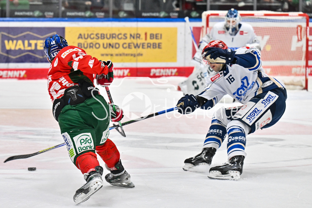 Augsburger Panther - Schwenninger Wild Wings | AUGSBURG, GERMANY - 02. JANUARY: der Torschuss von Moritz ELIAS (Augsburger Panther 46) wird von Arkadiusz DZIAMBOR (Schwenninger Wild Wings 16) geblockt während dem Match zwischen den Augsburger Panthern und den Schwenninger Wild Wings am 35. Spieltag der Penny DEL im Curt Frenzel Stadion