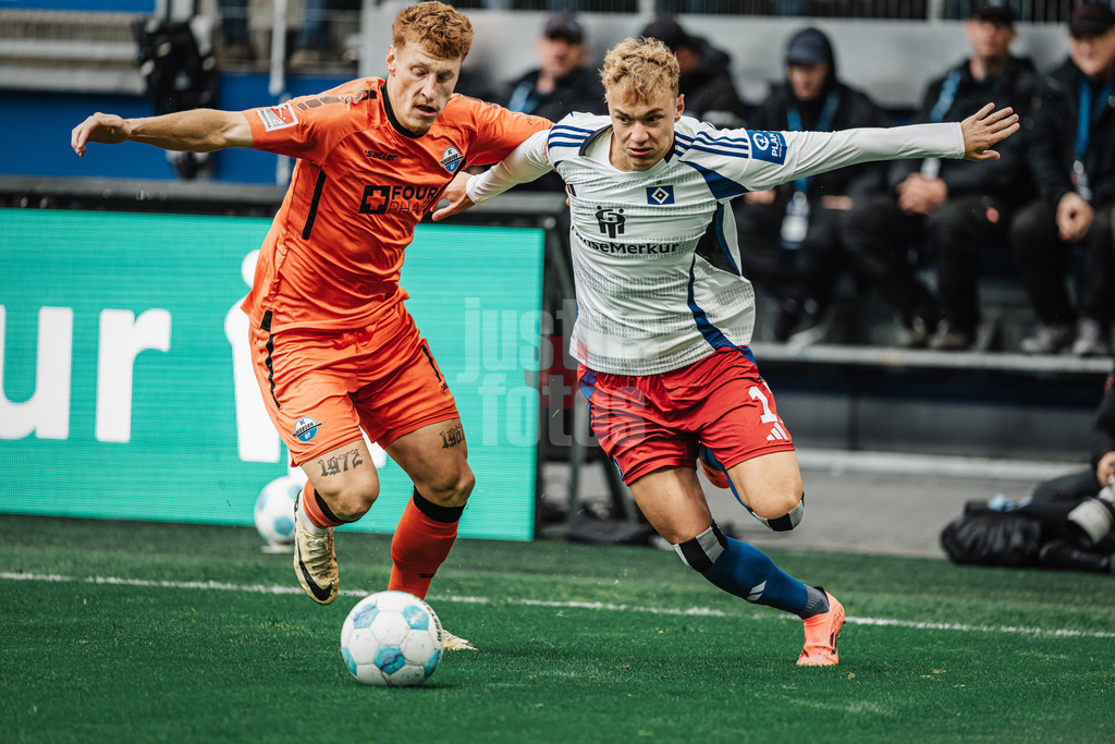 Fußball | Männer | Saison 2024/2025 | 2. Fußball-Bundesliga | 7. Spieltag | Hamburger SV vs. SC Paderborn 07 | 28.09.2024 | v.l. Laurin Curda (#17, SC Paderborn 07) gegen Adam Karabec (#17, HSV)