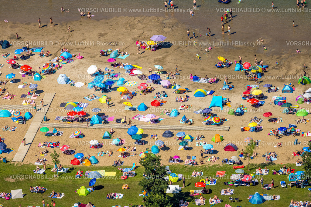 Voerde240802942StrandbadTenderingssee_Freibad | Luftbild, Strandbad Tenderingssee, Freibad am Tender, Sandstrand und Liegewiese mit Badegästen und bunten Sonnenschirmen, spielen und sonnen am Strand, Formen und Farben, Möllen, Voerde, Ruhrgebiet, Nordrhein-Westfalen, Deutschland