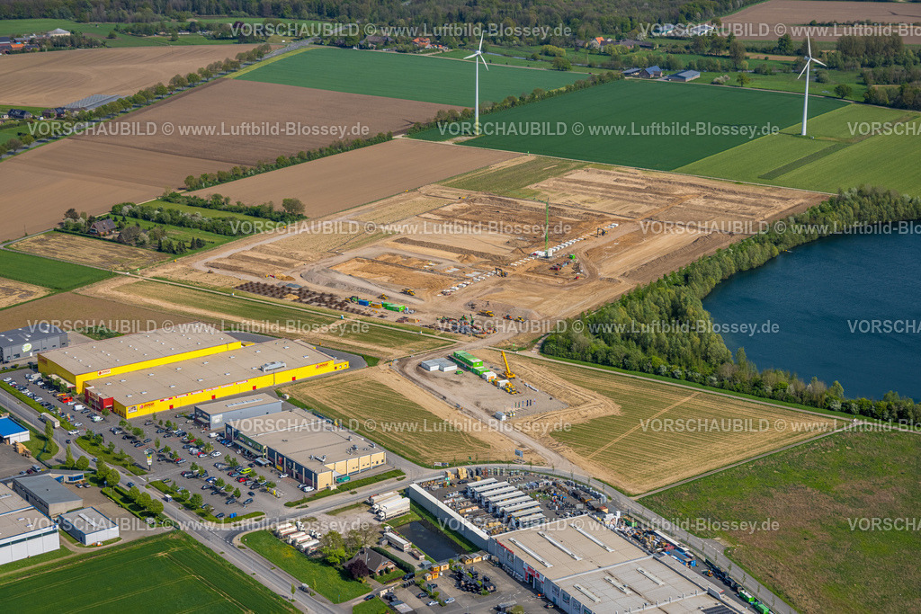 Weeze240402701 | Luftbild, Gewerbegebiet an der Bundesstraße B67 und Uedemer Straße, Poco Möbelhaus, Baugebiet am Gocher Grenzweg, Sandgrube Höster Feld, Goch, Niederrhein, Nordrhein-Westfalen, Deutschland