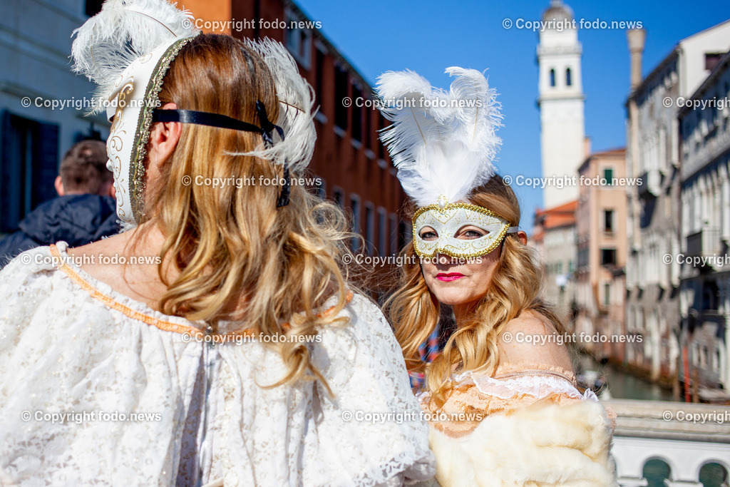 Italien_ Venedig_ 03.03.2025-34 | 03.03.2025, Italien, ITA, Venetien, Venedig, im Bild Venedig, Stadtansichten, Touristen, Reisefeature, Karneval, Masken, maskiert, venezianisch, Reise, Venedig, Venezia, Venetien, Stadtansicht, Campanile, Canale Grande, Markusplatz, Markuskirche, Touristen, Gondel, Gondolere, Faehre, Motorboot, Wassertaxi, Vaporetto, Adria, Lagune, Pfahlbauten, Bruecke, Rialtobruecke, La Gondola, Dogenpalast, Italien, Creativ, Kreativ