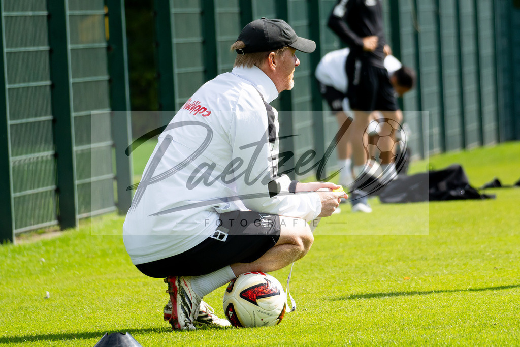 20260909_TRAOSN_0167 | Fußball, Herren: Trainer Timo Schultz (VfL Osnabrück) schaut beim Training des VfL Osnabrück am 09.09.2026 im Sportpark Illoshöhe in Osnabrück, Deutschland.(Foto von Nico Paetzel) - Realisiert mit Pictrs.com