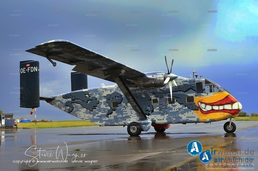 Flying Shoebox - Short S.C.7 Skyvan auf dem Flugplatz Husum-Schwesing | Die Short SC.7 Skyvan, auch als "Flying Shoebox" bekannt, ist ein britisches 19-sitziges Twin-Turboprop-Flugzeug, das erstmals am 17. Januar 1963 geflogen wurde. Es wurde von Short Brothers aus Belfast, Nordirland, hergestellt und verfügt über ein robustes Design mit kurzen Start- und Landefähigkeiten (STOL). Ursprünglich auf Anfrage von F.G. Miles Ltd. für eine Variante des Hurel-Dubois Miles HDM.106 Caravan-Designs wurde der Skyvan von 1960 bis 1986 mit etwas mehr als 150 hergestellten Flugzeugen hergestellt. Die verbleibenden Beispiele werden heute hauptsächlich für Kurzstreckenfracht- und Fallschirmspringen verwendet.