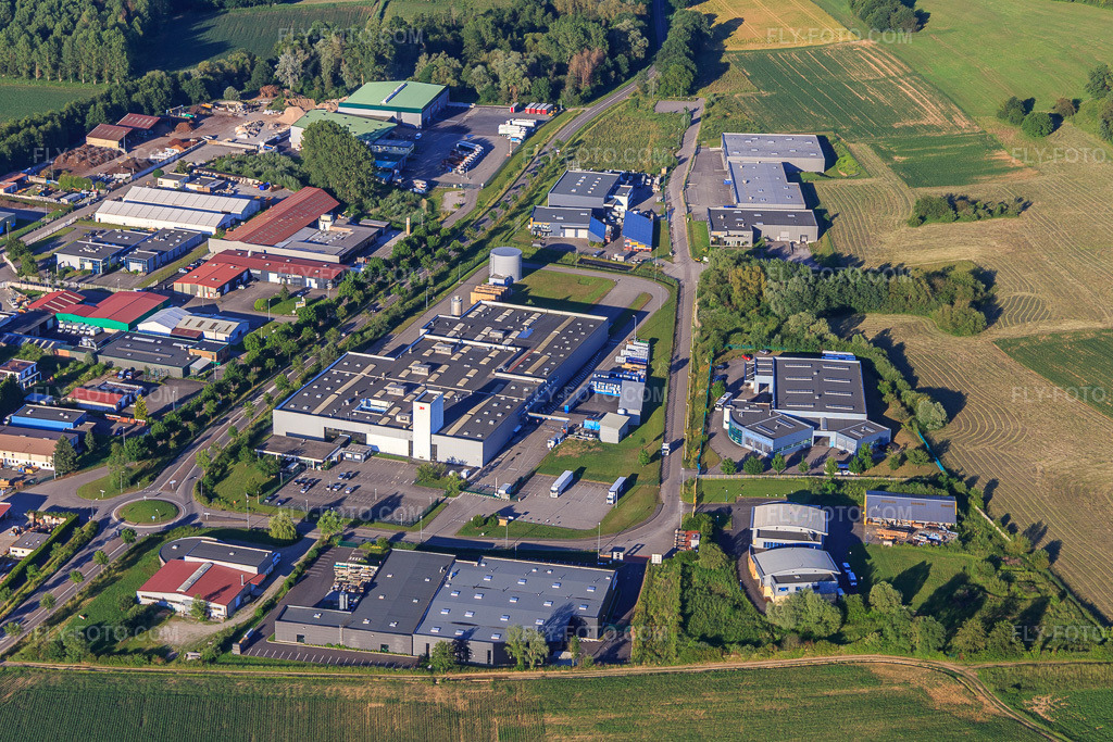 Aerial view: Industrial area ZA S with Emfi and FAHRNER in Niedermodern in the state Bas-Rhin, France. – Photo: IMG_115454.jpg taken on 06/16/2019 by Werner Riehm/FLY-FOTO.com – Resolution of the original: 4716 x 3144 px – Emfi – Fahrner – Plastiques techniques – Plastiques techniques