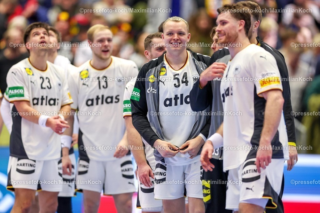 EHF15012602171 | 15.01.2026, Handball, Men's EHF EURO 2026, Deutschland - Österreich, Jyske Bank Boxen in Herning, Dänemark, Preliminary Round:  Justus Fischer (Germany #54) fröhlich lachen lächelnd neben  Renars Uscins (Germany #23)  Matthes Langhoff (Germany #13)  Johannes Golla (Germany #04) 