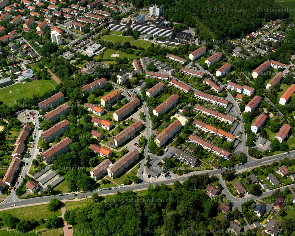 2638404 | GOSLAR KRAMERSWINKEL 09.06.2006 Wohngebiet - Mischbebauung der Mehr- und Einfamilienhaussiedlung  in Kramerswinkel im Bundesland Niedersachsen, Deutschland // Residential area - mixed development of a multi-family housing estate and single-family housing estate  in Kramerswinkel in the state Lower Saxony, Germany Foto: Gerhard Launer