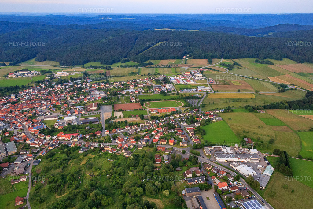 Luftbild: Hirschhorner Straße mit Sauter Omnibusreisen und Braun & Wettberg Feinbürstenmanufaktur GmbH Neckartal-Odenwald im Ortsteil Beerfelden in Oberzent im Bundesland Hessen in Deutschland.Foto: IMG_089532.jpg vom 10.06.2016 durch Werner Riehm/FLY-FOTO.deOmnibusreisen Neckartal-OdenwaldFEINBUERSTEN.DE