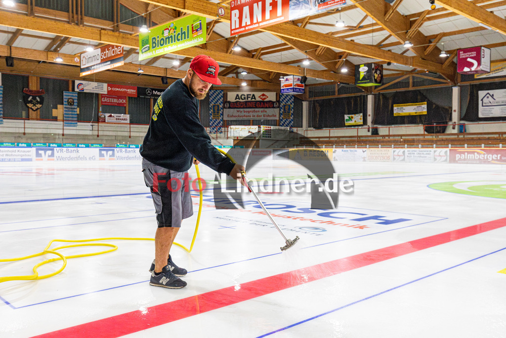Eisaufbereitung 2024 | Eisaufbereitung Eisstadion Peißenberg, Eisaufbereitung 2024, 20240904,Tom Gerstenberger bei der Eisaufbereitung zum Saisonstart,2024-09-04 in Peißenberg (Eisstadion)Tom GerstenbergerCopyright: WolfgangxLindner 