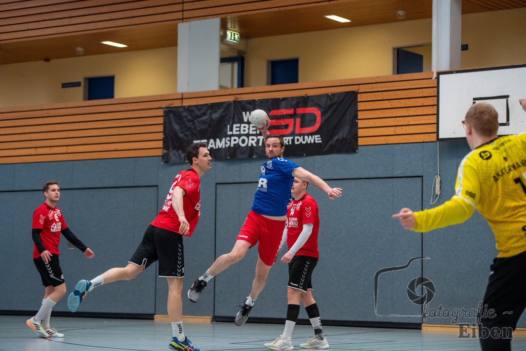 VfL Rastede-TvdH Oldenburg 2 | Landesliga Männer ;VfL Rastede (blau)-TvdH Oldenburg 2 (rot) am 15.04.2023 in Rastede (Mehrzweckhalle Feldbreite), Deutschland, Photo: Philip Eiben 2023 - Realisiert mit Pictrs.com