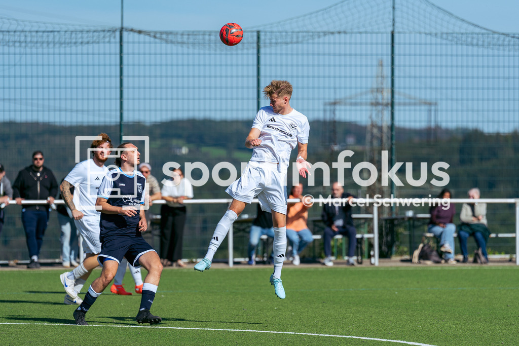 SV Jägerhaus-Linde – TSV Beyenburg | Sven Christian Gatzenmeier (23, SV Jägerhaus-Linde) beim Kopfball. Kreisliga A: SV Jägerhaus-Linde gegen TSV Beyenburg, Wuppertal, 27.09.2026. Endstand: 1:2 (0:1). sportimfokus / Marcel Schwering - Realisiert mit Pictrs.com