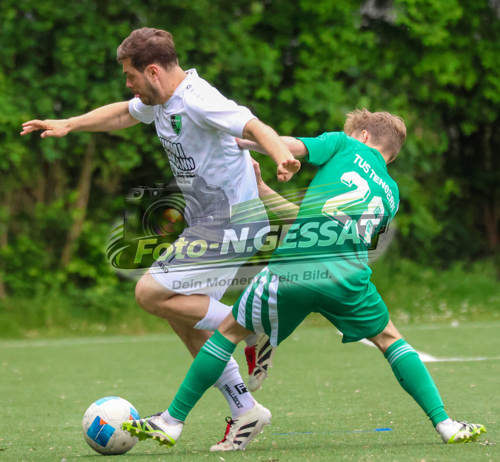 SC Bünde - TuS Tengern | Auf dem Bild zu sehen: weiß SC Bünde: Fabio Serrone ; grün TuS Tengern: Louis SelleSC Bünde, TuS Tengern, Saison 25/26, Bezirksliga, Hunnebrock, Deutschland - Realisiert mit Pictrs.com