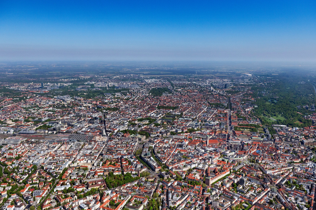dr__0062913.jpg | MüNCHEN 29.04.2025 Stadtzentrum im Innenstadtbereich an der Marienplatz, Burgstraße im Ortsteil Altstadt in München im Bundesland Bayern, Deutschland. Weiterführende Informationen bei: Landeshauptstadt München. // The city center in the downtown area on street Marienplatz, Burgstrasse in the district Altstadt in Munich in the state Bavaria, Germany. Further information at: Landeshauptstadt Muenchen. Foto: Daniel Reiter