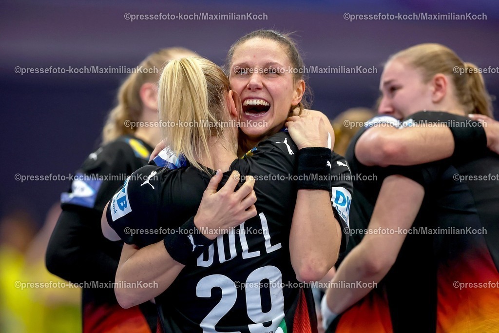 IHF09122501072 | 09.12.2025, Handball WM Frauen, Viertelfinale, Deutschland - Brasilien, 27th IHF Women's Handball World Championship, Westfalenhalle Dortmund: Die Deutsche Nationalmannschaft steht im Halbfinale nach dem Sieg gegen Brasilien. Antje Doll (GER #29) liegt sich mit Antje Doll (GER #29) in der Armen  jubelnd auf dem Spielfeld 