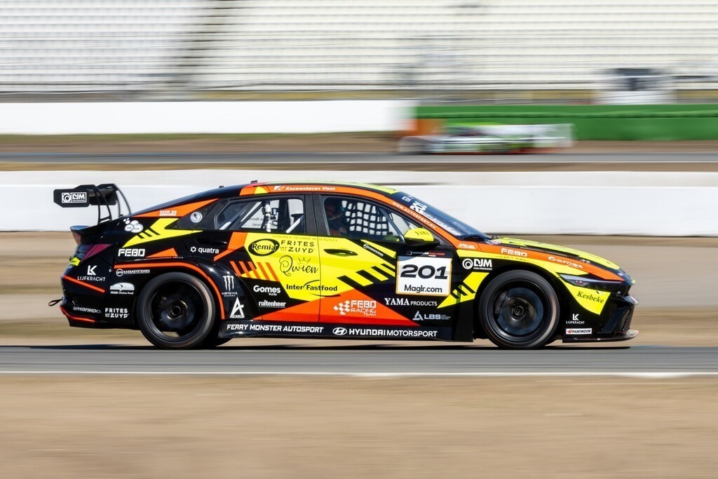Supercar Challenge 2026 am Hockenheimring | Supercar Challenge 2026 am Hockenheimring***Der Hyundai Elantra N TCR mit Dennis de Borst und Steff de Borst (beide Niederlande) beim freien Training - Realisiert mit Pictrs.com