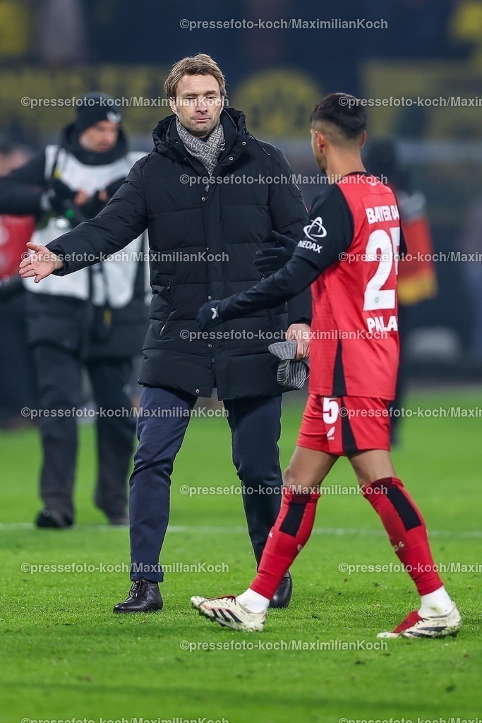 BVB10012502334 | 10.01.2025, Fußball, Borussia Dortmund - Bayer 04 Leverkusen, 1. Fußball Bundesliga, 16. Spieltag, Signal Iduna Park, Saison 2024 2025: Geschäftsführer Simon Rolfes (Bayer 04 Leverkusen Geschäftsführung) neben Exequiel Palacios (Bayer04 Leverkusen #25)DFB regulations prohibit any use of photographs as image sequences and or quasi-video.