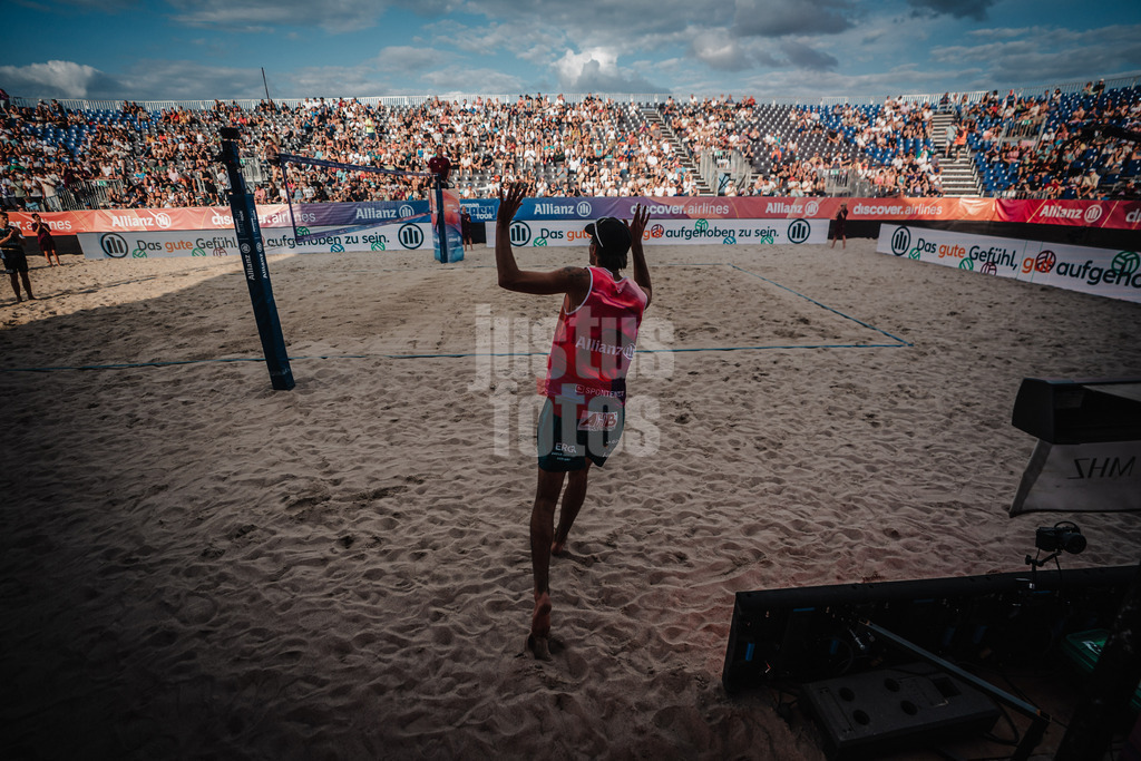 Beachvolleyball | Männer | Deutsche Meisterschaften 2025 Timmendorfer Strand | 04.09.2025 | Niklas Held beim Einlauf in das Stadion