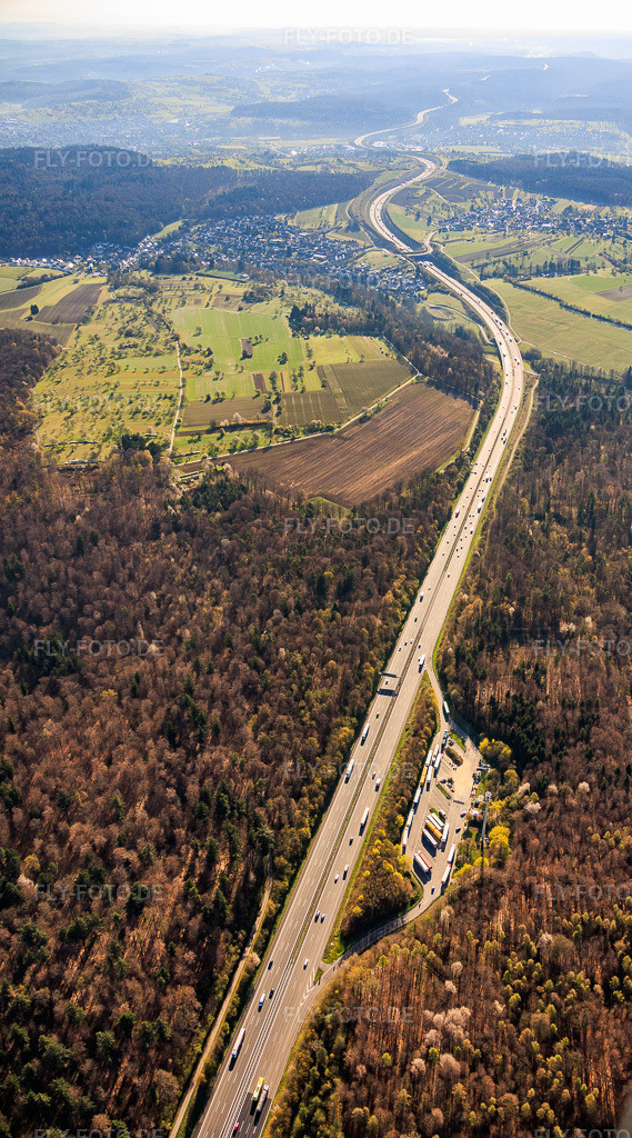 Luftbild: Verlauf der A8 nach Osten vom Rastplatz Steinig im Ortsteil Untermutschelbach in Karlsbad im Bundesland Baden-Württemberg in Deutschland. Foto: IMG_153977.jpg vom 02.04.2026 durch Werner Riehm/FLY-FOTO.deAuflösung des Originals: 3336 x 6000 px