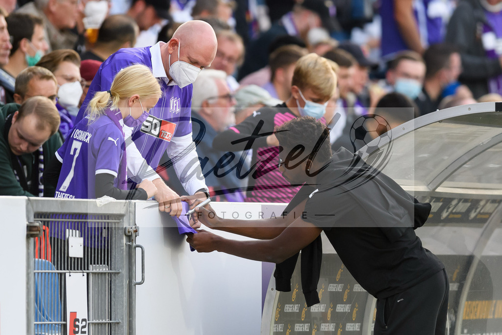OSNVKO2021090620210906_171 | Fussball, Herren: Omar Traore (VfL Osnabrueck) unterschreibt das TRikot von einem Fan beim Spiel der 3. Liga zwischen VfL Osnabrueck und FC Viktoria Koeln im Stadion an der Bremer Bruecke am 06.09.2021 in Osnabrueck, Deutschland.DFB / DFL REGULATIONS PROHIBIT ANY USE OF PHOTOGRAPHS AS IMAGE SEQUENCES AND/OR QUASI-VIDEO. - Realisiert mit Pictrs.com
