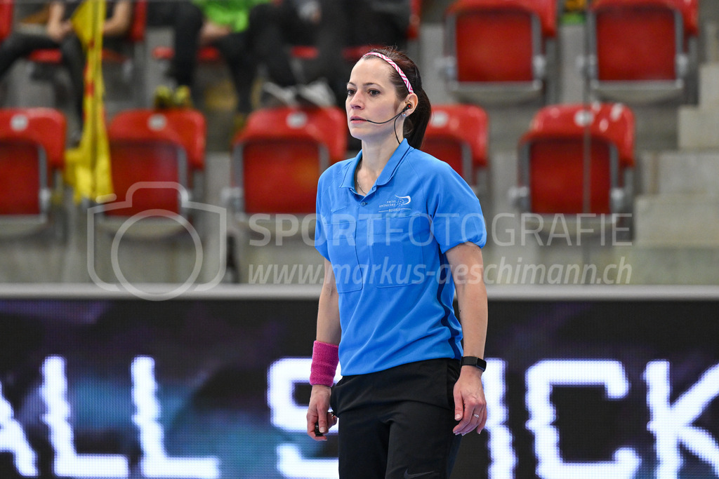 HC Rychenberg vs Floorball Köniz - 18. Dezember 2022 | HC Rychenberg vs Floorball Köniz
AXA Arena, Winterthur
Schiedsrichterin Sandra Zurbuchen.
Bild: Sportfotografie Markus Aeschimann | www.markus-aeschimann.ch - Realisiert mit Pictrs.com