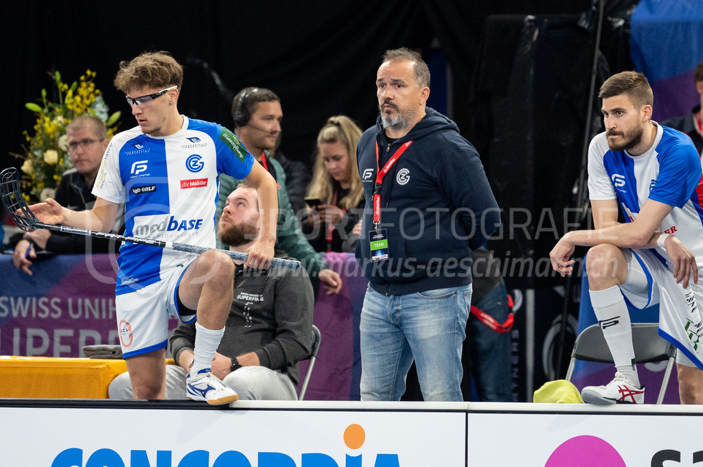 SV Wiler-Ersigen vs GC Unihockey - 23. April 2022 | SV Wiler-Ersigen vs GC Unihockey
Stimo Arena, Kloten
#40 Noel Seiler (GC Unihockey), Head Coach Luan Misini (GC Unihockey) und #21 Paolo Riedi (GC Unihockey).
Bild: Sportfotografie Markus Aeschimann | www.markus-aeschimann.ch - Realisiert mit Pictrs.com