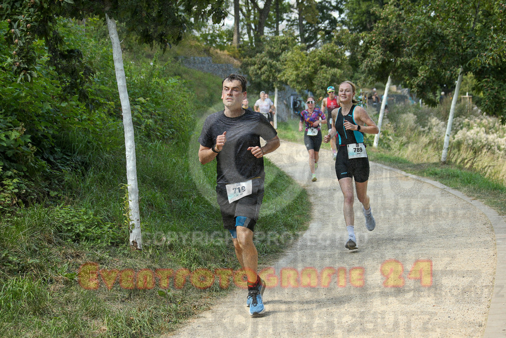 250824_1443_EX1_7274 | Sportfotografie im Rhein-Sieg Kreis, Köln, Bonn, NRW, Rheinland Pfalz, Hessen, etc. Unser Tätigkeitsfeld umfasst den Laufsport vom Volkslauf über den Marathon, Duathlon, Triathon bis zum Ultralauf wie Kölnpfad Ultra oder Schindertrail.