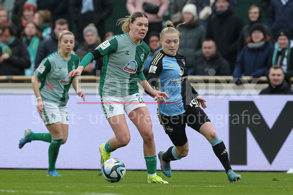 Fussball, Google Pixel Frauen-Bundesliga, SV Werder Bremen - 1. FC Nürnberg | v.li.: Juliane Wirtz (SV Werder Bremen, 28) und Franziska Mai (1. FC Nürnberg, 18) im Zweikampf, Duell, Dynamik, Aktion, Action, Spielszene, DIE DFB-RICHTLINIEN UNTERSAGEN JEGLICHE NUTZUNG VON FOTOS ALS SEQUENZBILDER UND/ODER VIDEOÄHNLICHE FOTOSTRECKEN. DFB REGULATIONS PROHIBIT ANY USE OF PHOTOGRAPHS AS IMAGE SEQUENCES AND/OR QUASI-VIDEO.