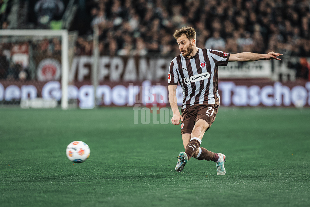 Fußball | Männer | Saison 2025/2026  | Fußball-Bundesliga | 30. Spieltag | FC St. Pauli vs. 1. FC Köln | 17.04.2026 | Lars Ritzka (#21, FC St. Pauli)