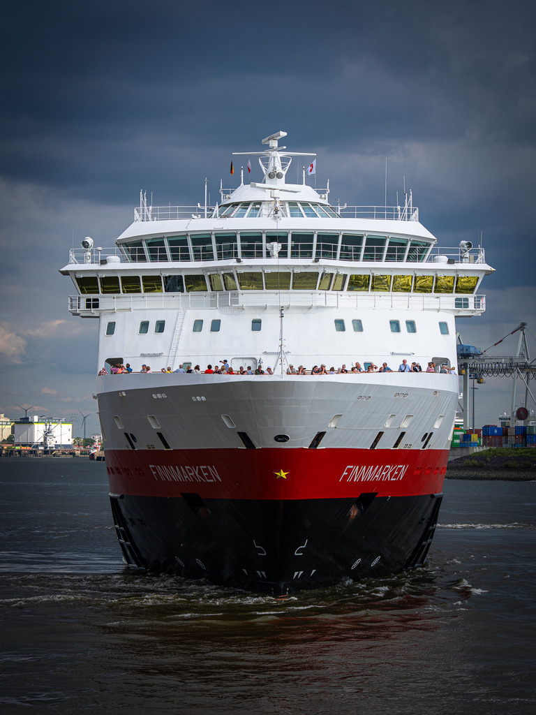 FINNMARKEN Frontal | Frontalte Ansicht auf die FINNMARKEN beim Ablegen in Hamburg Altona - Realisiert mit Pictrs.com