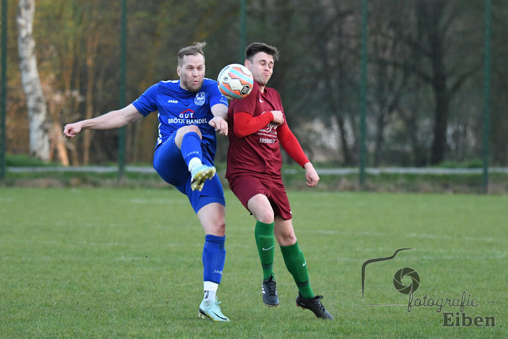 SG FriPe-FC Rastede | Herren Kreisliga; SG FriPe (rot)-FC Rastede (blau) am 21.04.2023; in Petersfehn (A-Platz), Photo: Philip Eiben 2023 - Realisiert mit Pictrs.com
