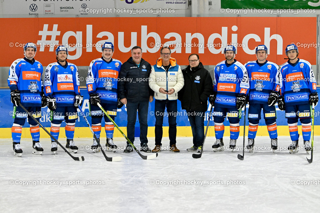 ESC Steindorf Sparkasse Feldkirchen Shooting | Hans Tschernutter Sektionsleiter ESC Steindorf, #21 WALDER PATRIK, #11 Luka Kalan, #92 RATZ PATRICK, #64 Stichauner Fabian, #57 Wilfan Franz, #46 Maurer Julian, Sportlicher Leiter ESC Steindorf Armin Rac, Gerhard Schreilechner, ESC Steindorf Sparkasse Feldkirchen Shooting, ESC Steindorf Sparkasse Feldkirchen Shooting am 24.10.2025 in Steindorf (Ossiachersee Halle), Austria, (Photo by Bernd Stefan)