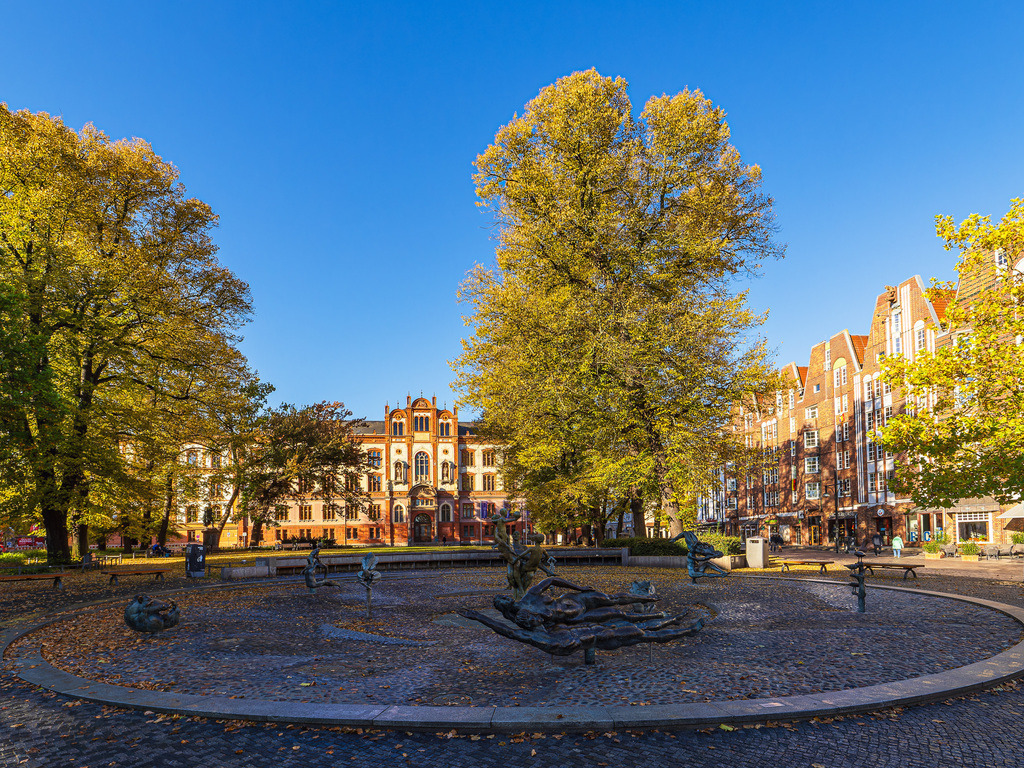 Blick auf die Universität und den Brunnen der Lebensfreude in der Hansestadt Rostock im Herbst | Blick auf die Universität und den Brunnen der Lebensfreude in der Hansestadt Rostock im Herbst.