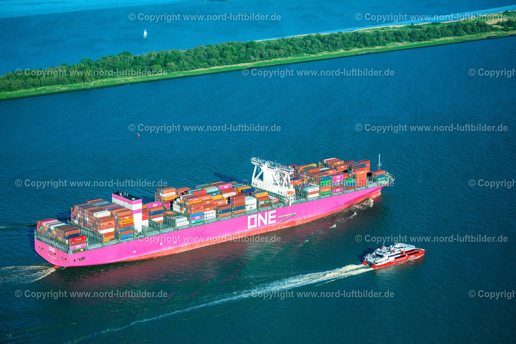 Halunder_Jet_Containerschiff_ELS_8369140522 | GLüCKSTADT 14.05.2022 Fährschiff " Halunder Jet " auf der Elbe in Glückstadt im Bundesland Schleswig-Holstein, Deutschland. // Ferry ship " Halunder Jet " on the Elbe in Glueckstadt in the state Schleswig-Holstein, Germany. Foto: Martin Elsen