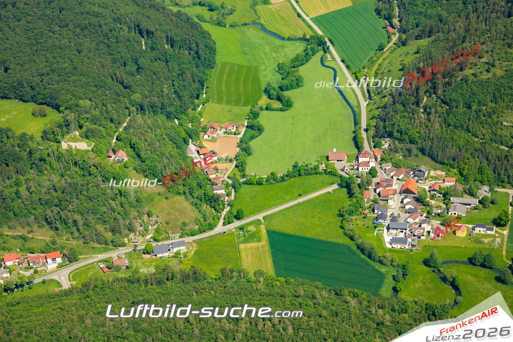 Das Luftbild zeigt Altdorf Titting - Die Luftaufnahme wurde 2023 vom UL-Flugzeug aus erstellt ( keine Drohne ) - Hochauflösende Luftaufnahme - Für grossformatige Ausdrucke geeignet. Die Geschenkidee !Mit Lizenz und Bildrechte bestellbar