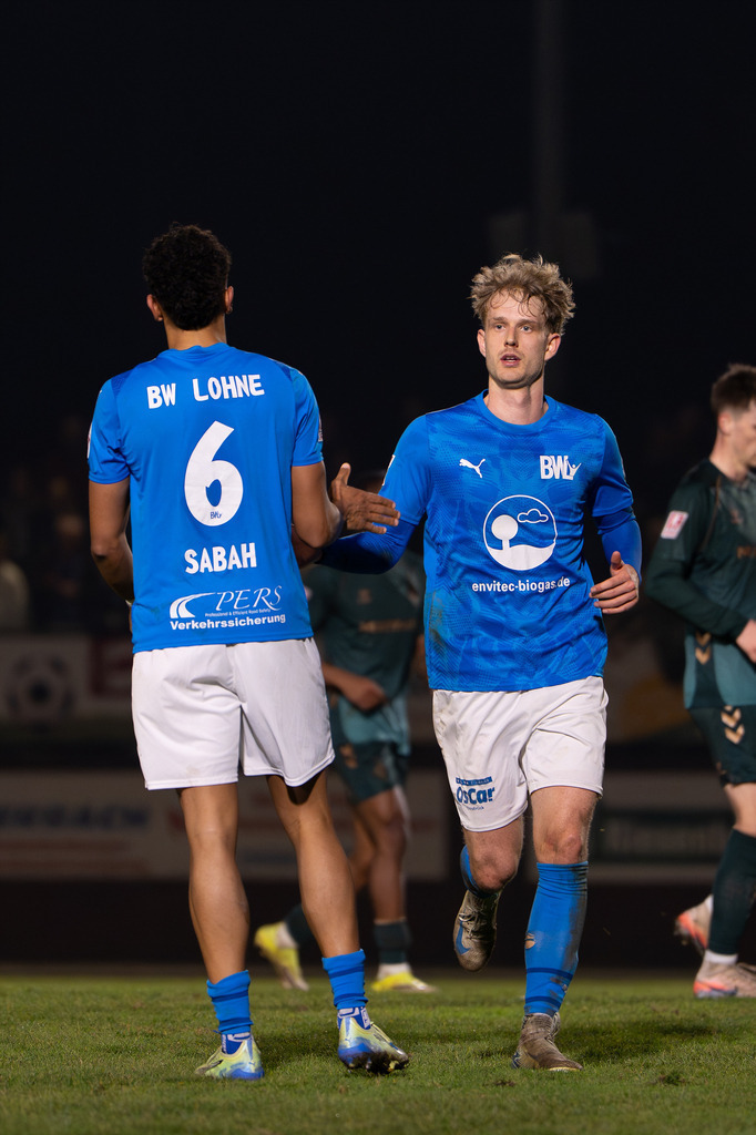 Fußball I Herren I Saison 2025-2026 I Regionalliga Nord I 25. Spieltag I TuS Blau-Weiß Lohne - Werder Bremen II I 5792 | Johannes Sabah (6, TuS BW Lohne) mit Jan-Pelle Hoppe (10, TuS BW Lohne) - Realisiert mit Pictrs.com