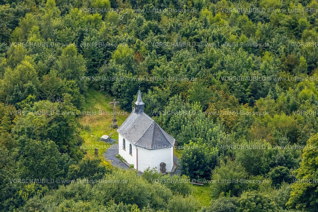 Warstein240713387 | Luftbild, Stillenbergkapelle und Steinkreuz im Waldgebiet Stillenberg, Suttrop, Warstein, Sauerland, Nordrhein-Westfalen, Deutschland
