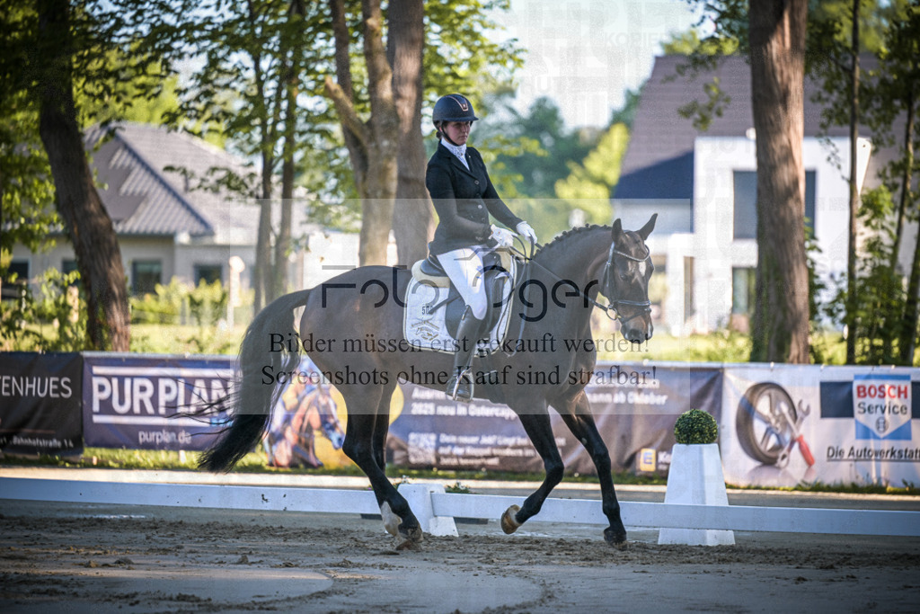 DOS_3734 | Entdecke hochwertige Reitturnierfotos von Foto Oger. Professionell, emotional und authentisch – jetzt Lieblingsmomente im Shop bestellen.Deutschlandweite Turnierfotografie. - Realisiert mit Pictrs.com