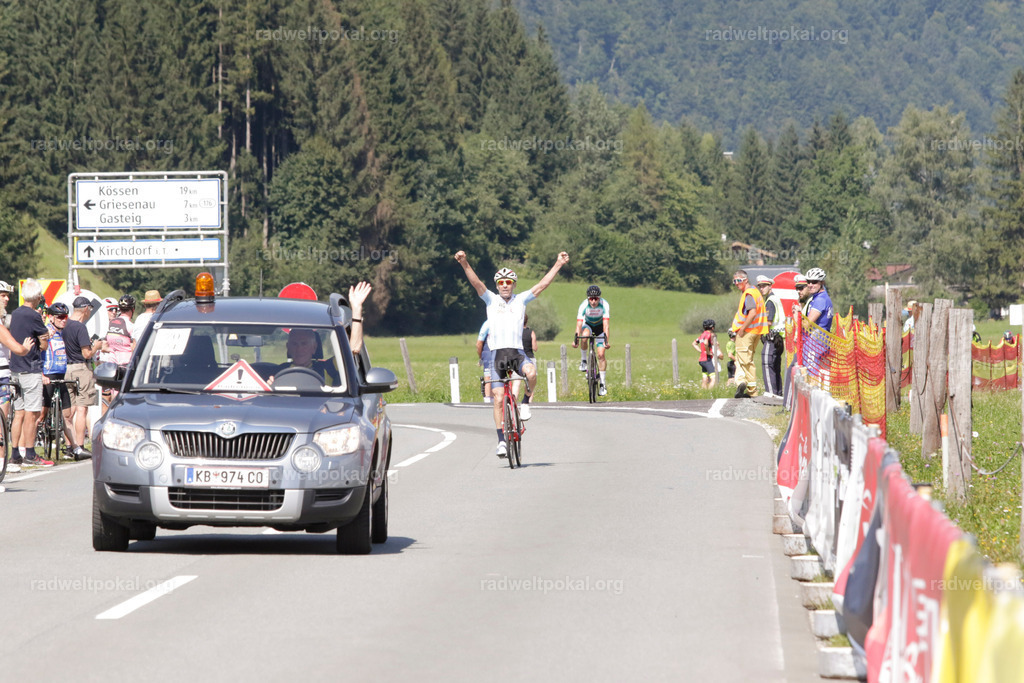 909_20230817_Bewerb_Maenner_Muehlanger | AUT - OESTERREICH, 2023-08-16: SPORT RENNRAD-FAHREN - 55. INTERNATIONALER RADWELTPOKAL IN ST. JOHANN IN TIROL  - Vintage-Radrennen mit WM-Bronze-Medaillen-Siegerin Christina Schweinberger, den Teilnehmer und Alexander Baumann (vom Orginastions-Team) - TAG 2 BEWERB MAENNER IN SECHS GRUPPEN  ; Foto: Roland Muehlanger