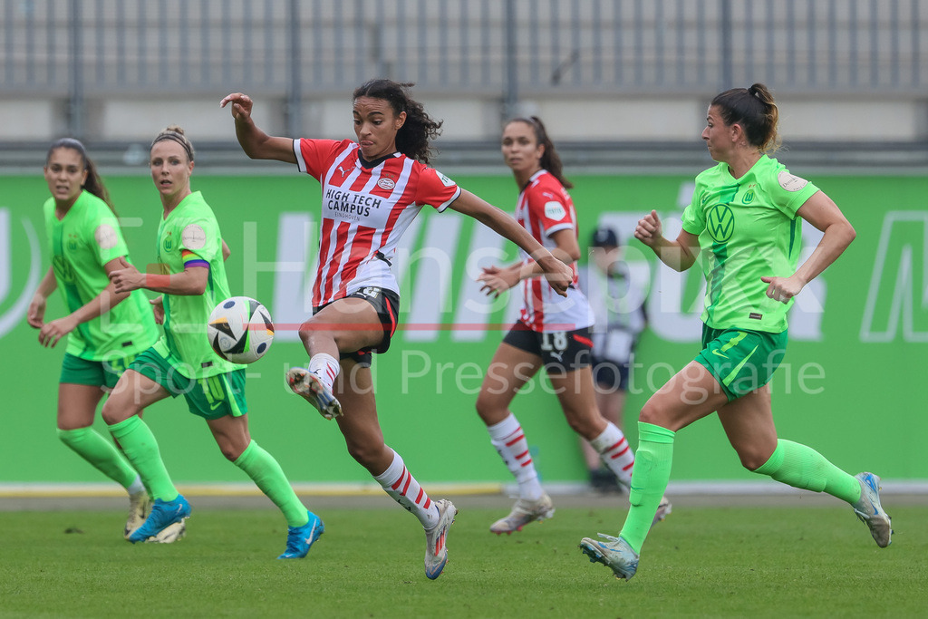 Fussball, Testspiel Frauen, VfL Wolfsburg - PSV Eindhoven | v.li.: Nina Nijstad (PSV Eindhoven, 20) und Chantal Hagel (VfL Wolfsburg, 7) im Zweikampf, Duell, Dynamik, Aktion, Action, Spielszene