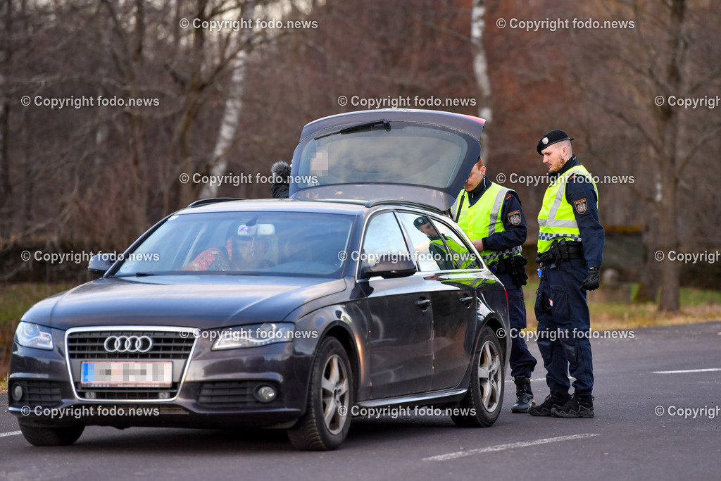 Polizei Grenzkontrolle_ 28.12.2022-13 | 28.12.2022, Weigetschlag Grenzuebergang, AUT, Polizei, Grenzkontrolle, im Bild Polizei, Kontrolle, Grenze, Oesterreich, Tschechien, Papiere
