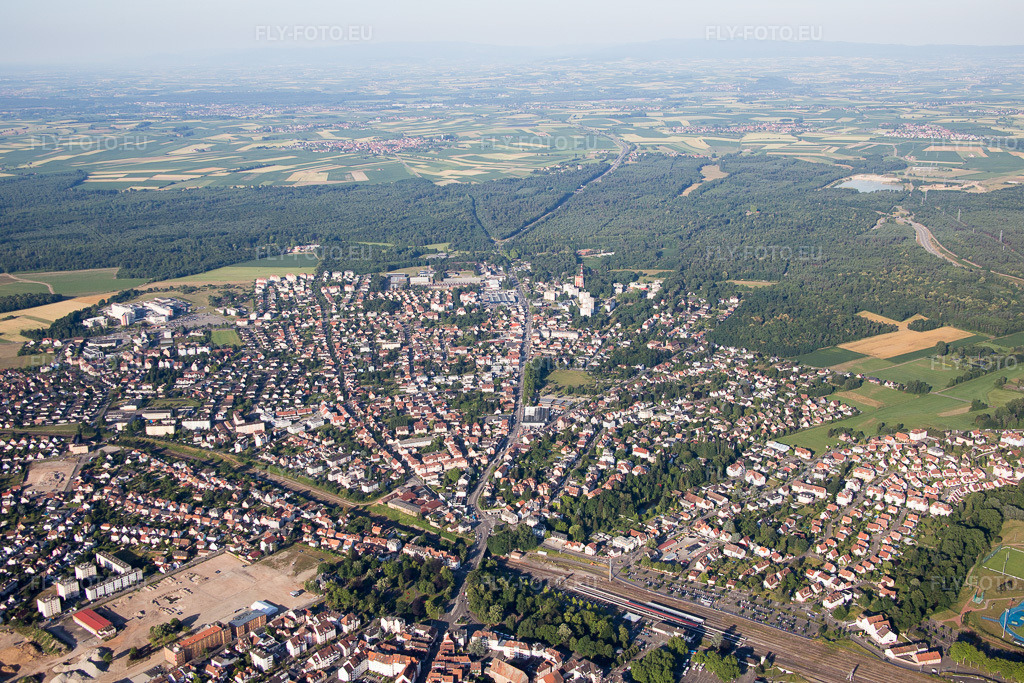 Vue aérienne: Haguenau à le quartier Schloessel Chateau Fiat in Hagenau dans le département Bas Rhin, France – .Photo: IMG_082950.jpg prise le 26/06/2015 par Werner Riehm/FLY-FOTO.eu – Résolution de l'original: 5472 x 3648 px